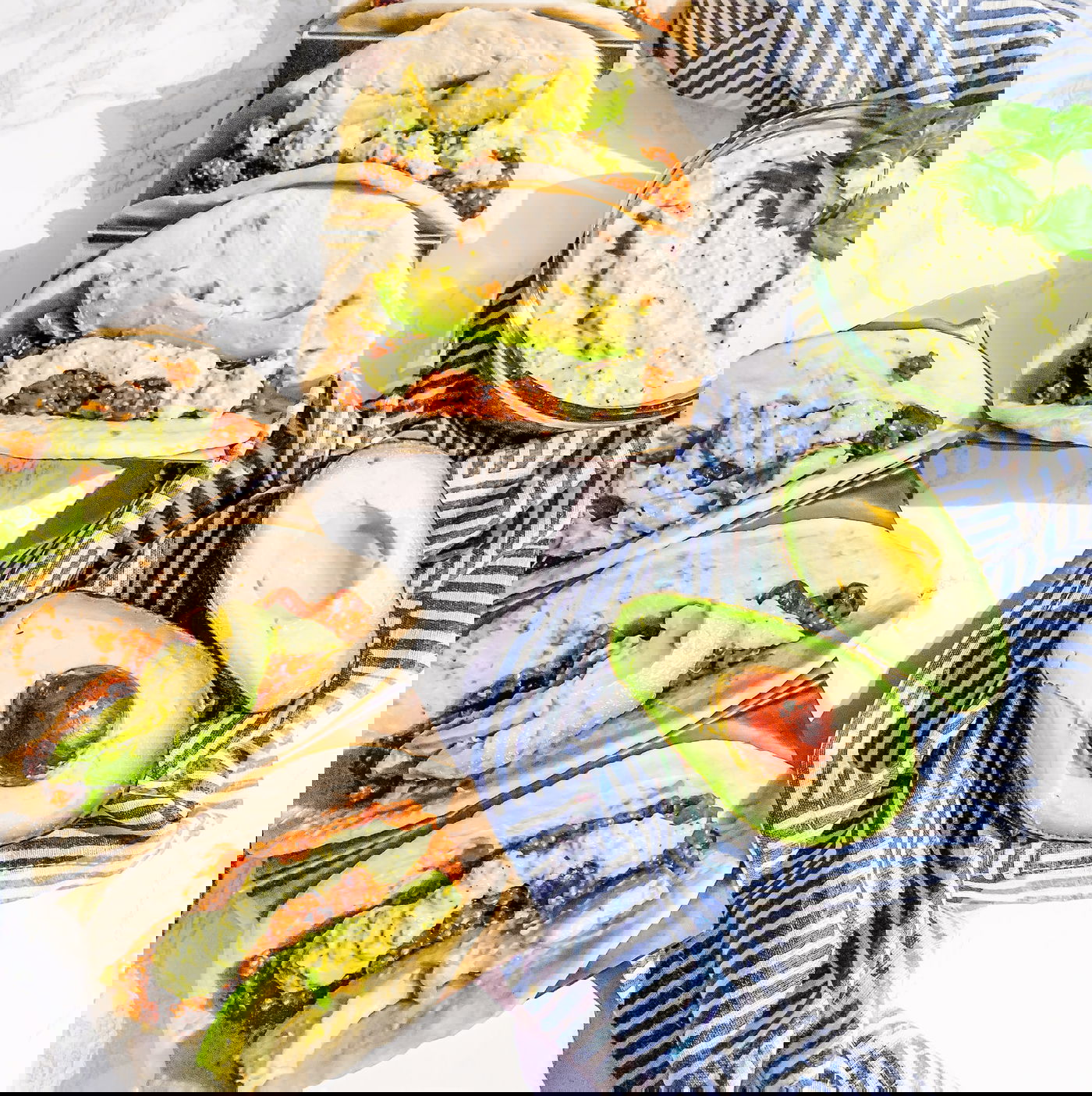 טאקו צמחוני במילוי קינואה ושעועית שחורה עם קרם קשיו וכוסברה