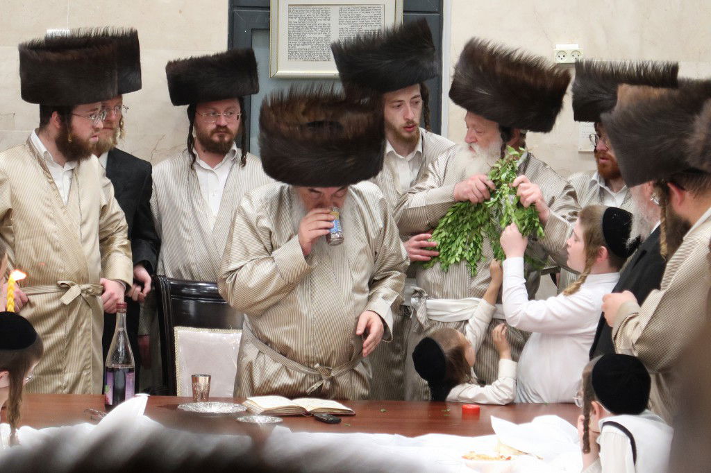 תיעוד: האדמו"ר מלעלוב שבת בקרב חסידיו בביתר עילית