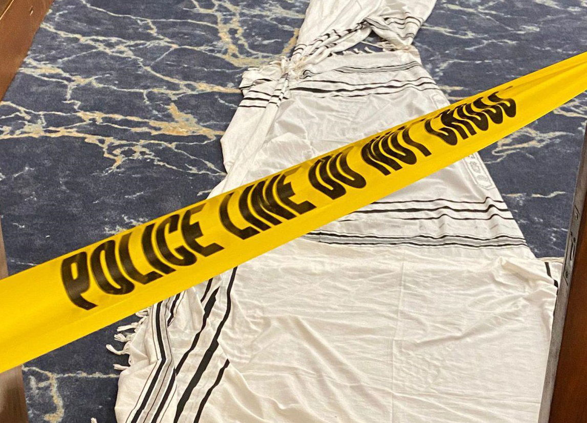 פרצו לבית הכנסת; גנבו ספרי תורה וכתרים