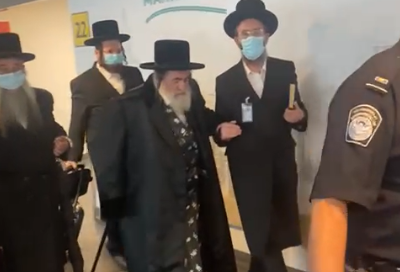הרבי נוחת אמש בשדה התעופה בניו יורק