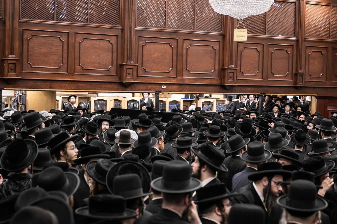 תחת גשם שוטף: אלפים ליוו למנוחות את הדיין