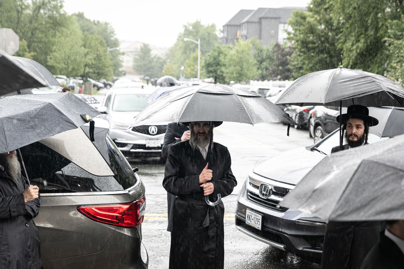 תחת גשם שוטף: אלפים ליוו למנוחות את הדיין