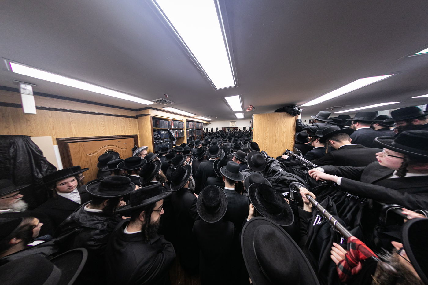 תחת גשם שוטף: אלפים ליוו למנוחות את הדיין