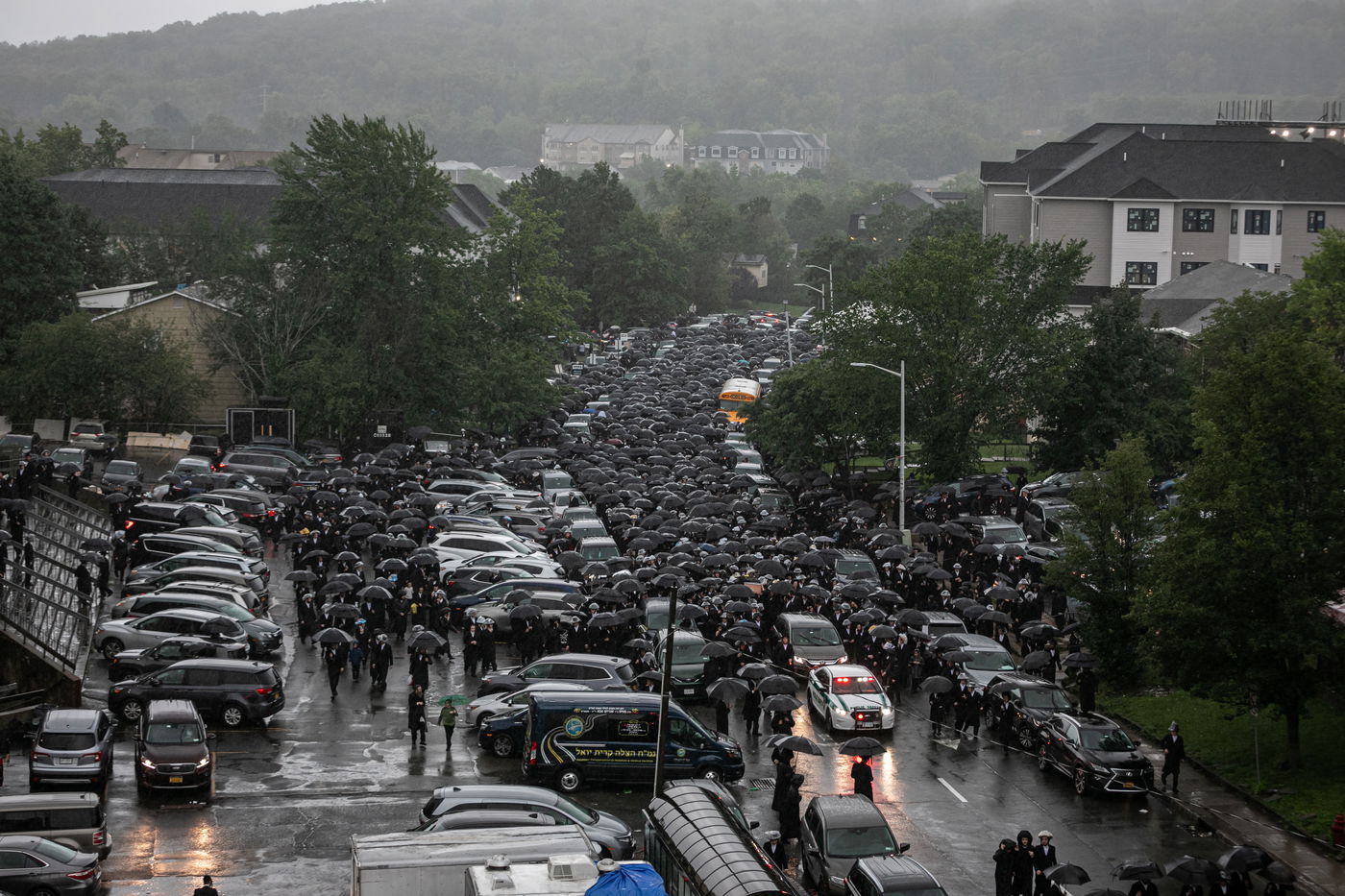 תחת גשם שוטף: אלפים ליוו למנוחות את הדיין