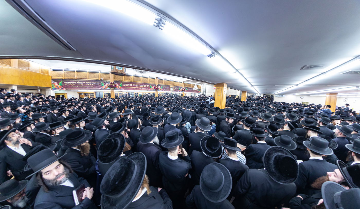 תחת גשם שוטף: אלפים ליוו למנוחות את הדיין