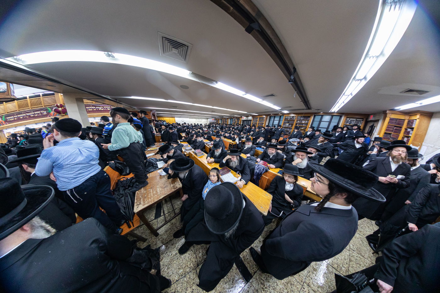 תחת גשם שוטף: אלפים ליוו למנוחות את הדיין