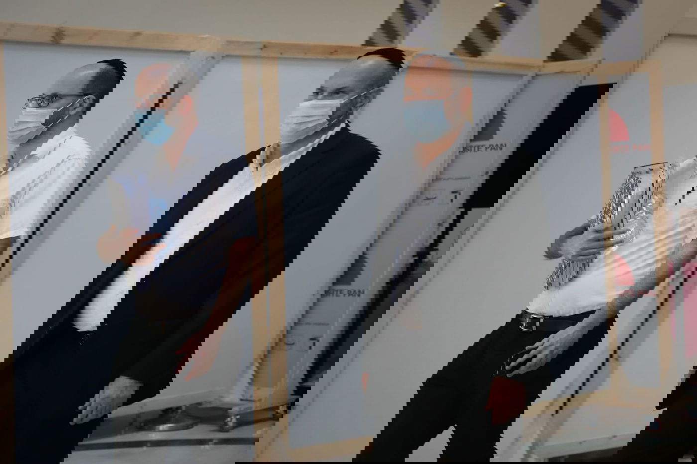 פריינד בדרכו לאולם הוועדה