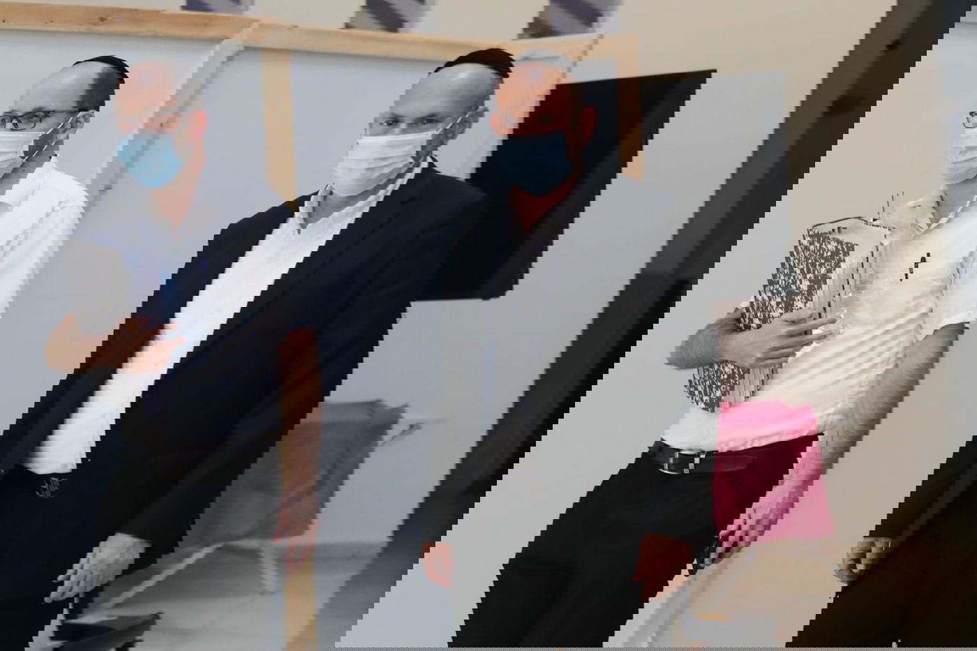 פריינד בדרכו לאולם הוועדה