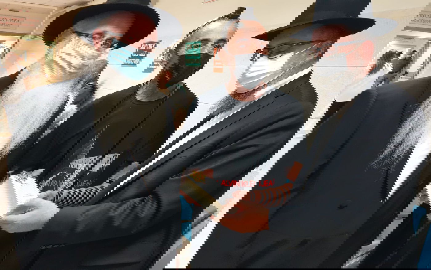 ליד החדר של בנו, הנאבק על חייו: אביו של בראל מניח תפילין לרפואתו