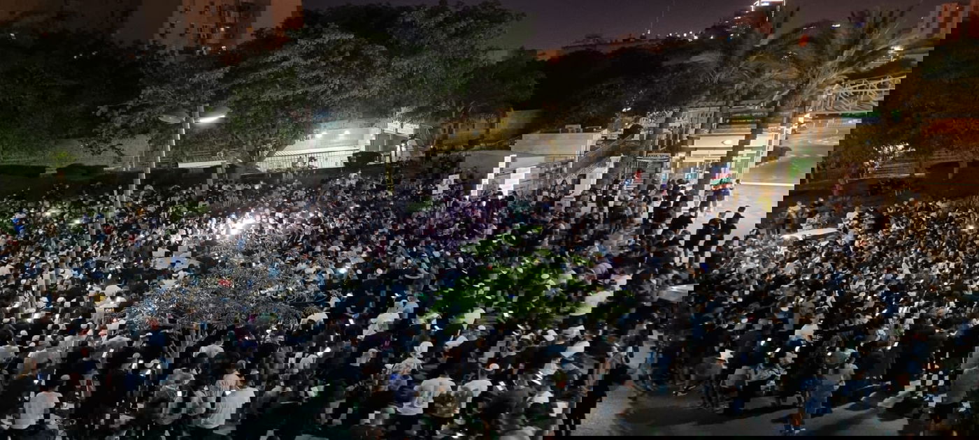 מאות אנשים ב'סליחות' מחוץ לבית החולים • צפו