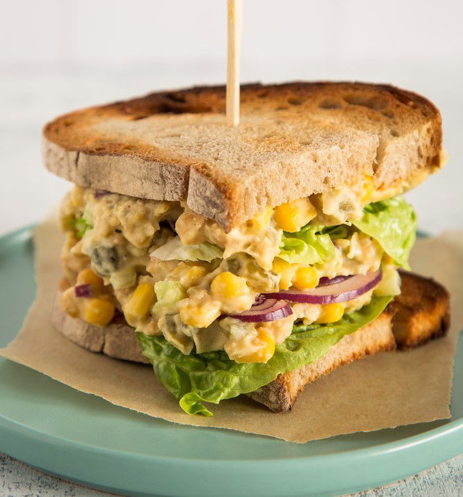 סלט גרגירי חומוס ברוטב טחינה עם לימון ושום