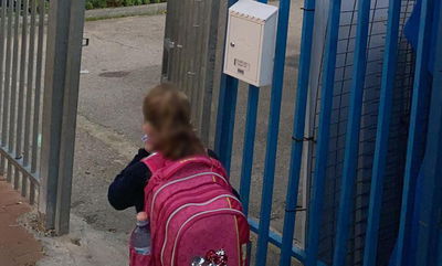 ילדה נכנסת ל'בית יעקב'. ארכיון