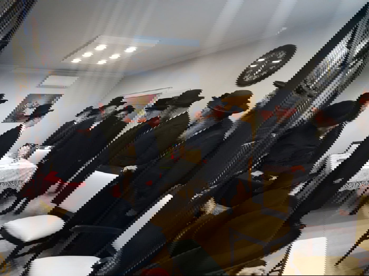 בן האדמו"ר ניחם את הורי 2 הבנות שנהרגו