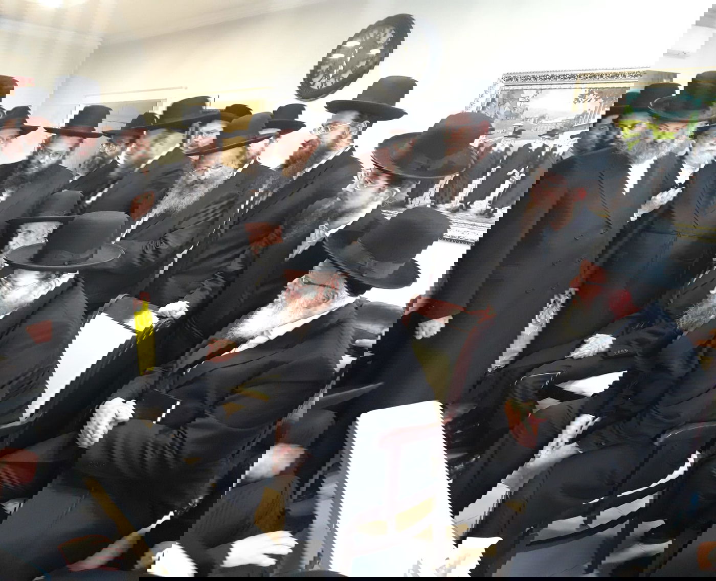 בן האדמו"ר ניחם את הורי 2 הבנות שנהרגו