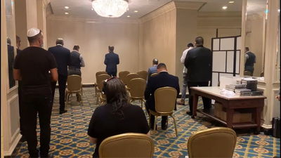 צפו: קבלת שבת של בנט בבית הכנסת המאולתר במלון בוושינגטון
