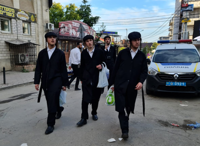 צפו בתיעוד: ההכנות לשבת בעיירה אומן