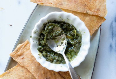 רוטב עשבי תיבול פיקנטי וסמיך שהולך עם הכל