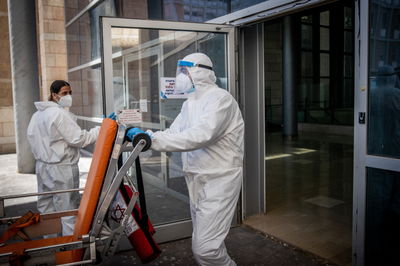 בת 14 שלא  התחסנה מאושפזת במצב קשה