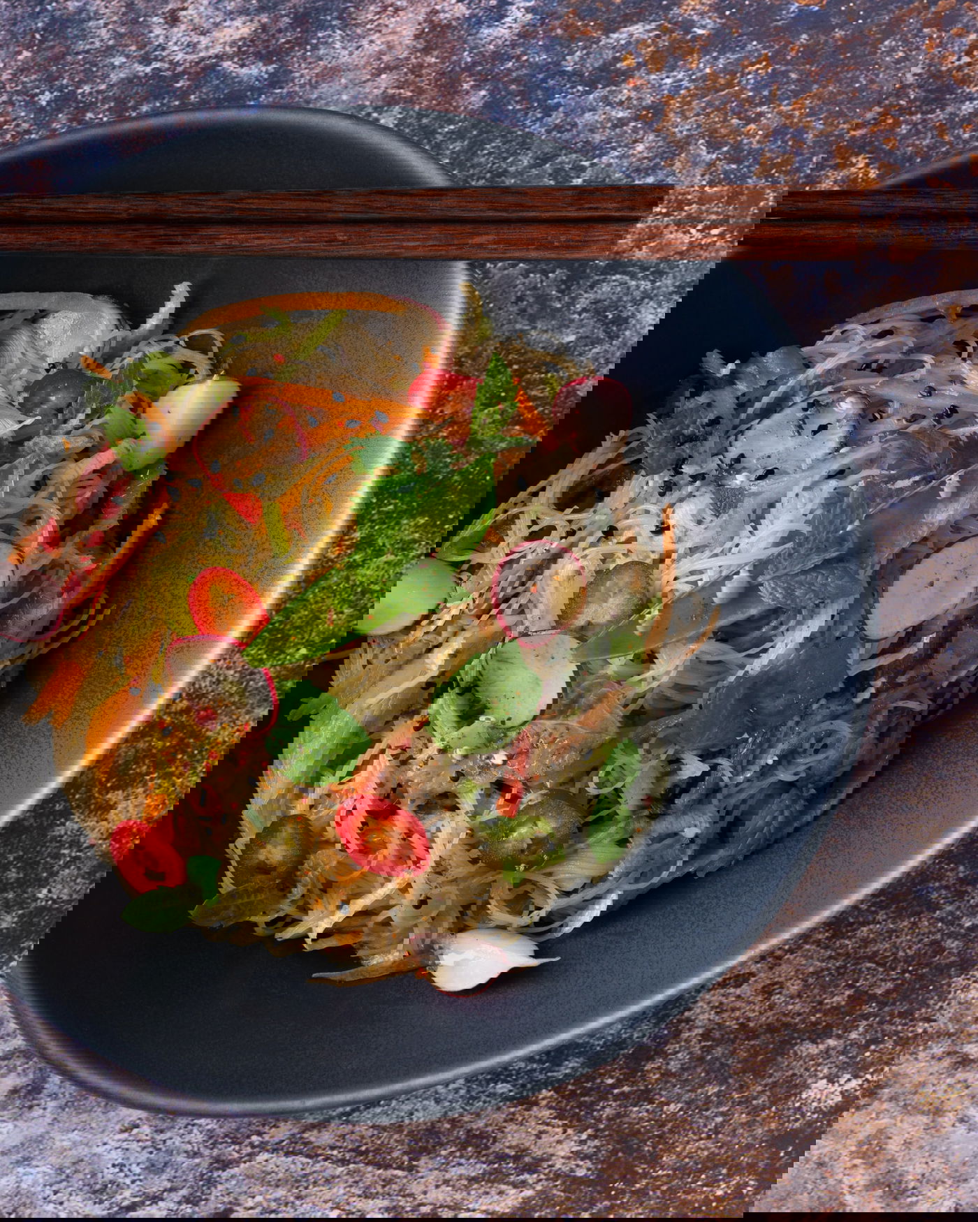 סלט אטריות אורז וירקות אסייתי