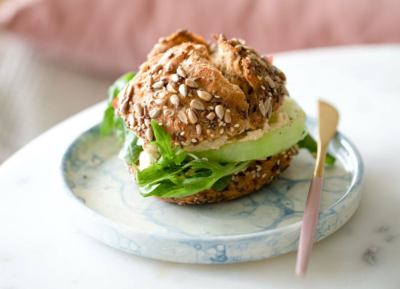 לחמניות מקמח כוסמין מלא מצופות בגרעינים