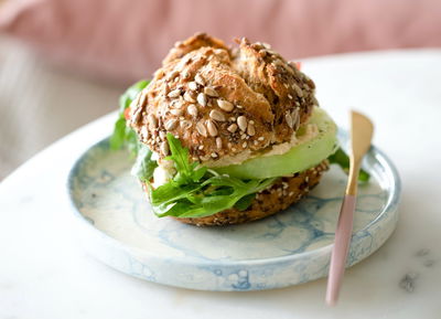 לחמניות מקמח כוסמין מלא מצופות בגרעינים