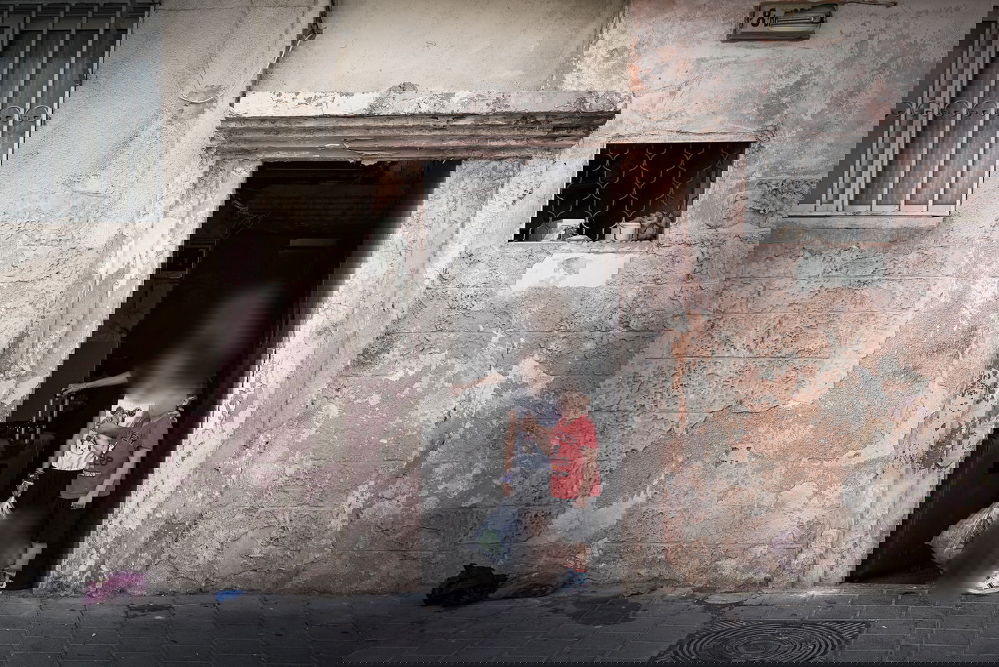 מפנה דרמטי, כשנודע השבוע כיצד הילדות שומרות על יהדותן בעקשנות מאחורי גבו של אביהן