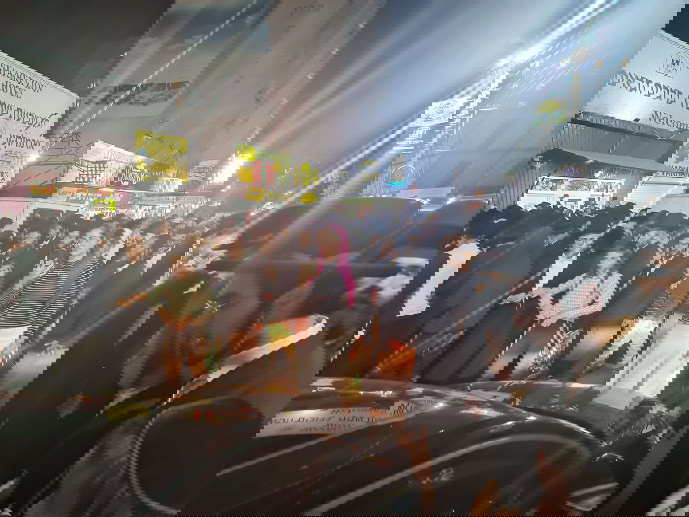 תיעוד: הכנסת ספר תורה בעיירה אומן