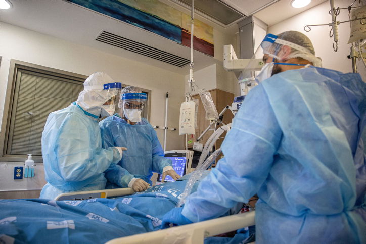 רופאים נלחמים על חיי חולה קורונה