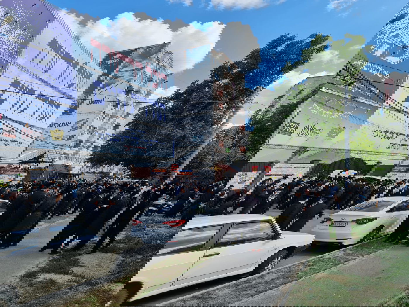 צפו:  'שחרית' ולימוד בציון רבי נחמן באומן