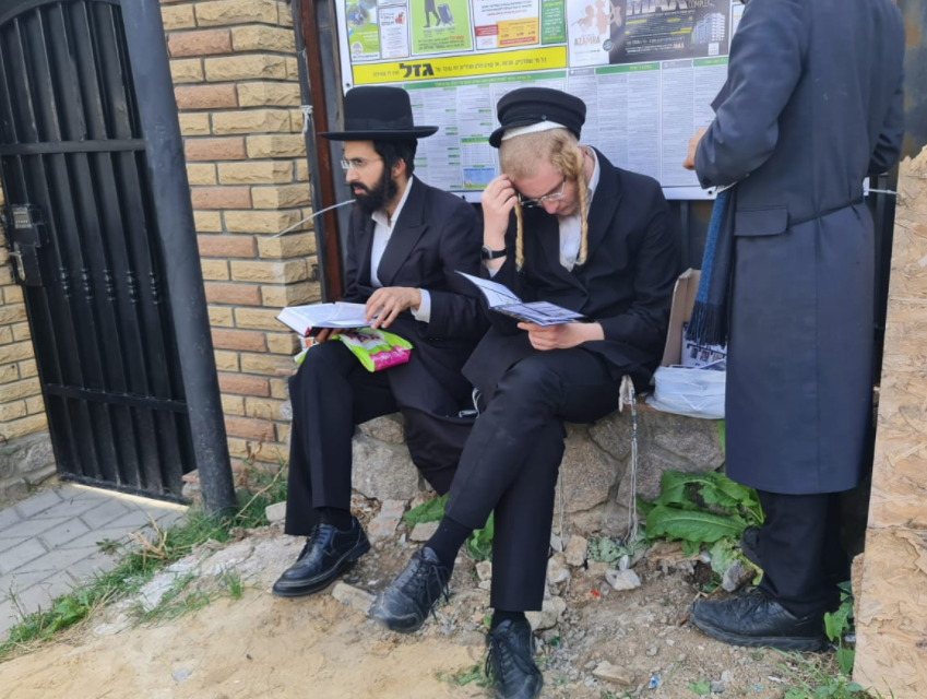 צפו:  'שחרית' ולימוד בציון רבי נחמן באומן