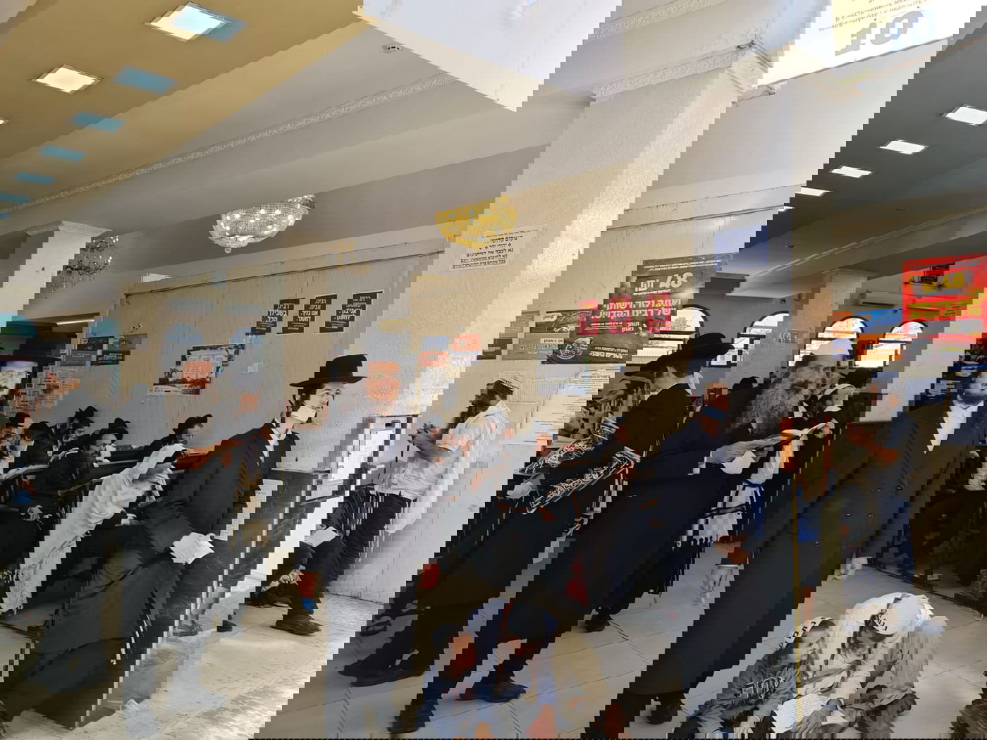 צפו:  'שחרית' ולימוד בציון רבי נחמן באומן