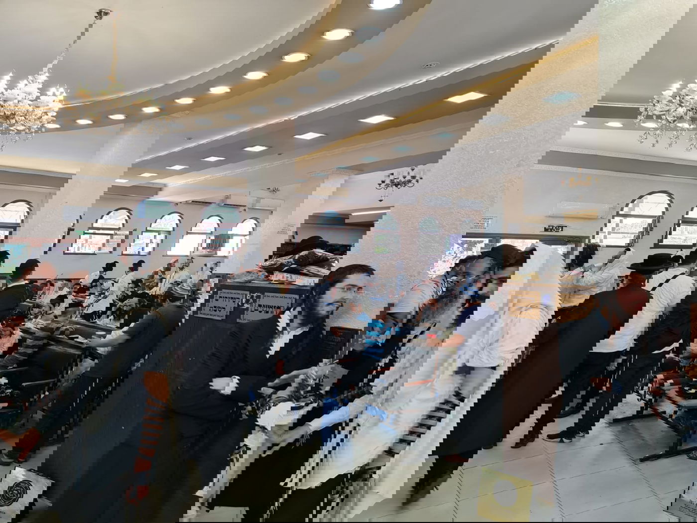 צפו:  'שחרית' ולימוד בציון רבי נחמן באומן