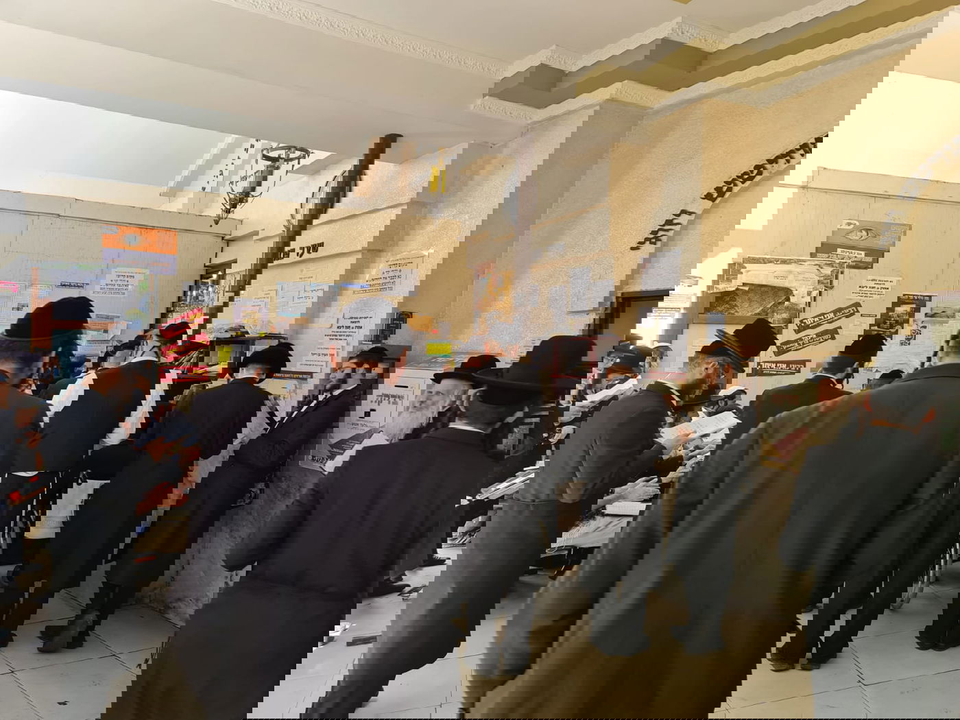 צפו:  'שחרית' ולימוד בציון רבי נחמן באומן