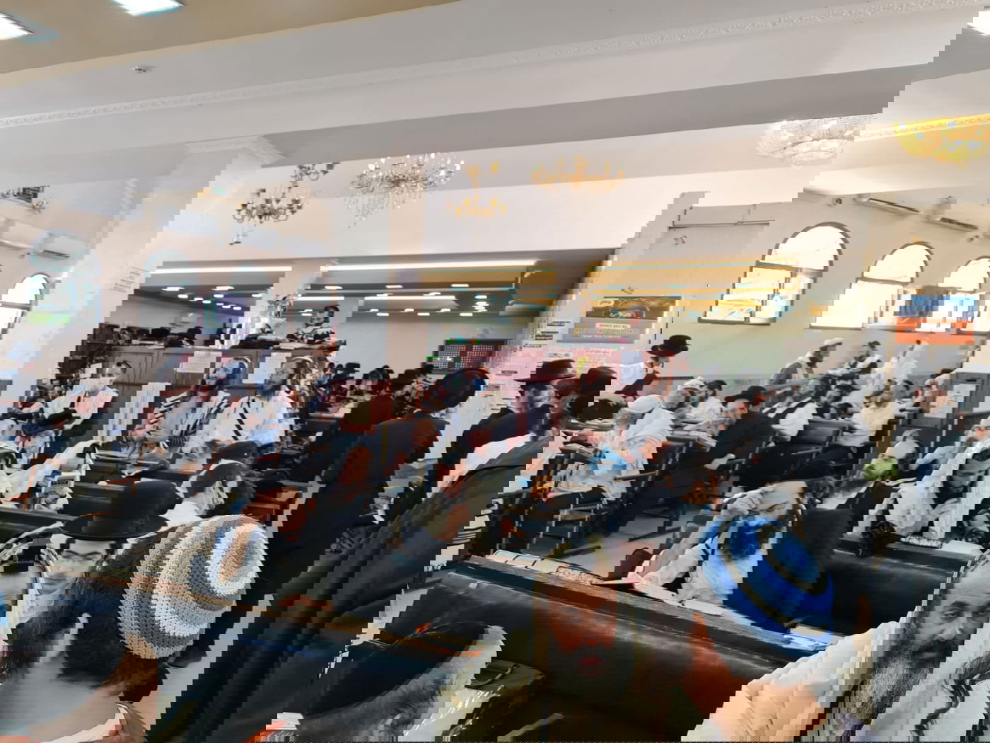 צפו:  'שחרית' ולימוד בציון רבי נחמן באומן