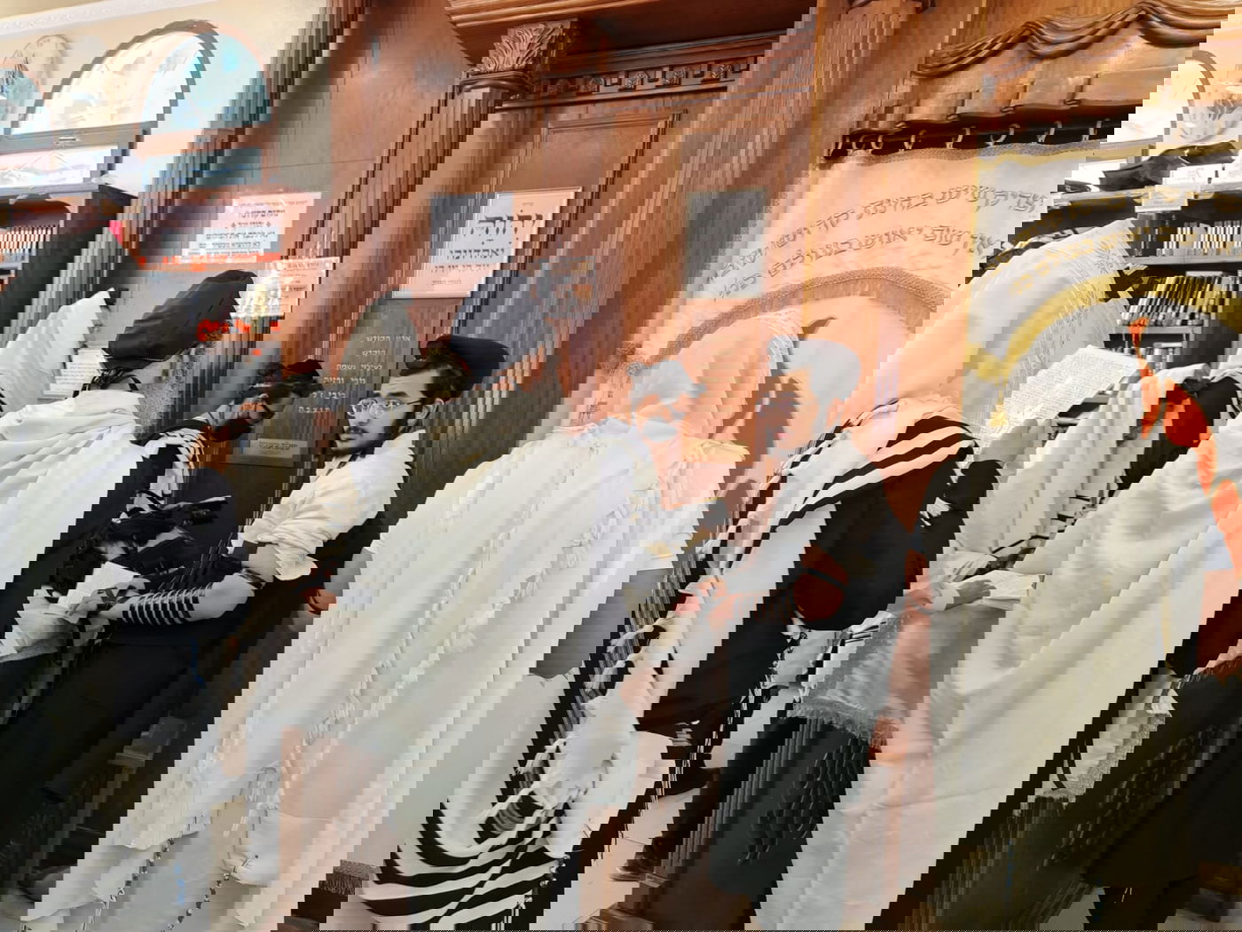 צפו:  'שחרית' ולימוד בציון רבי נחמן באומן