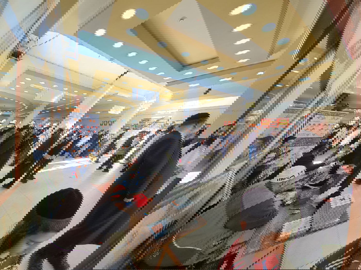 צפו:  'שחרית' ולימוד בציון רבי נחמן באומן