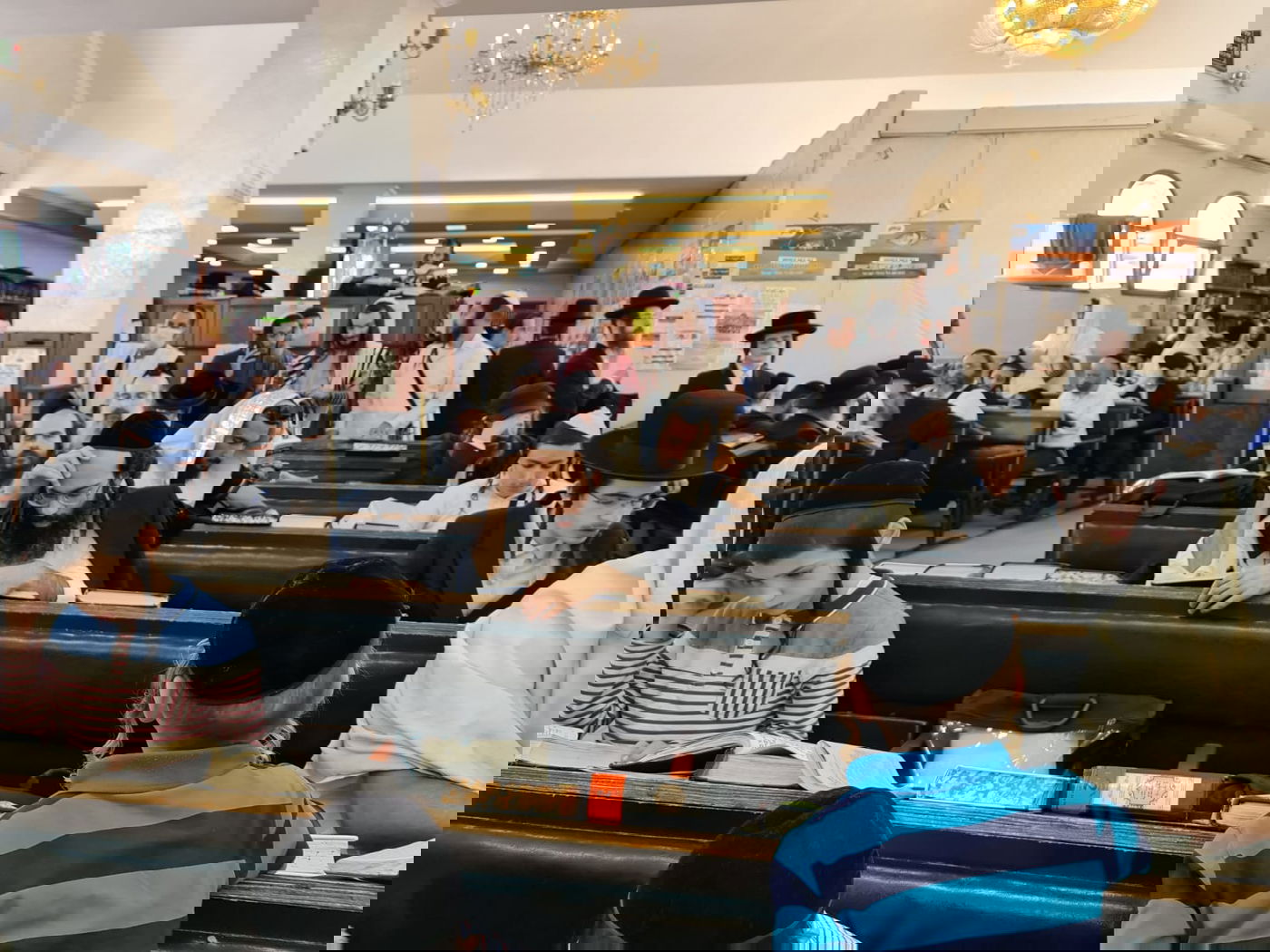 צפו:  'שחרית' ולימוד בציון רבי נחמן באומן