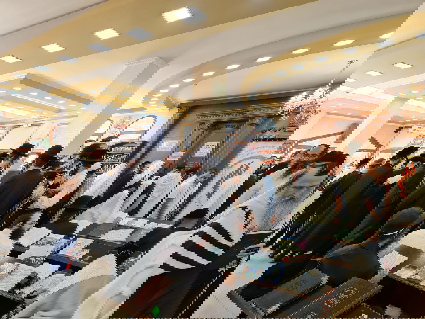 צפו:  'שחרית' ולימוד בציון רבי נחמן באומן