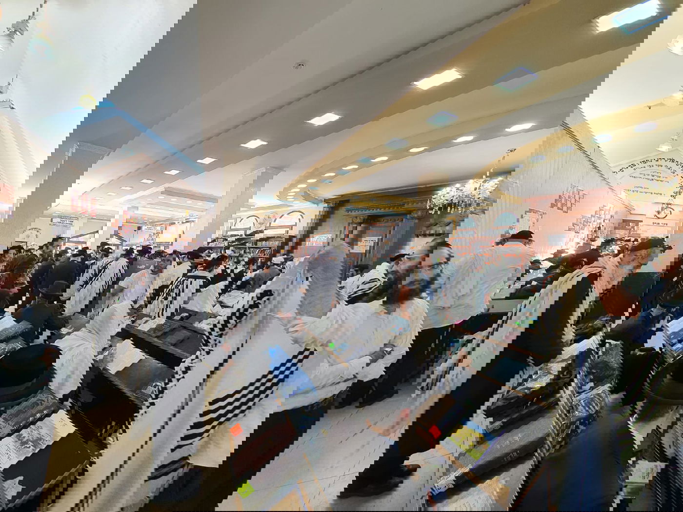 צפו:  'שחרית' ולימוד בציון רבי נחמן באומן