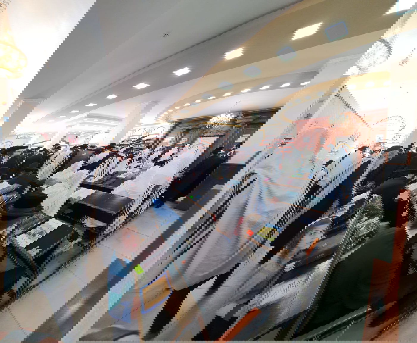 צפו:  'שחרית' ולימוד בציון רבי נחמן באומן