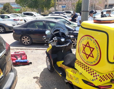 אסון: ילד חרדי נשכח שעות ברכב הוריו, ומת