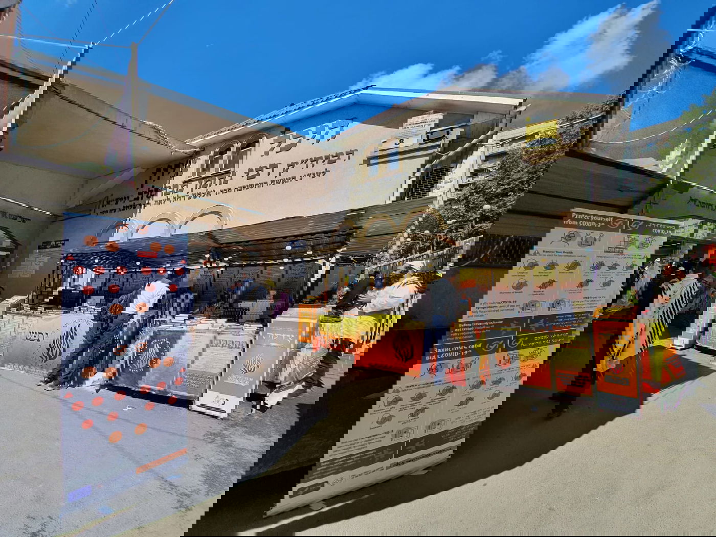 צפו:  'שחרית' ולימוד בציון רבי נחמן באומן