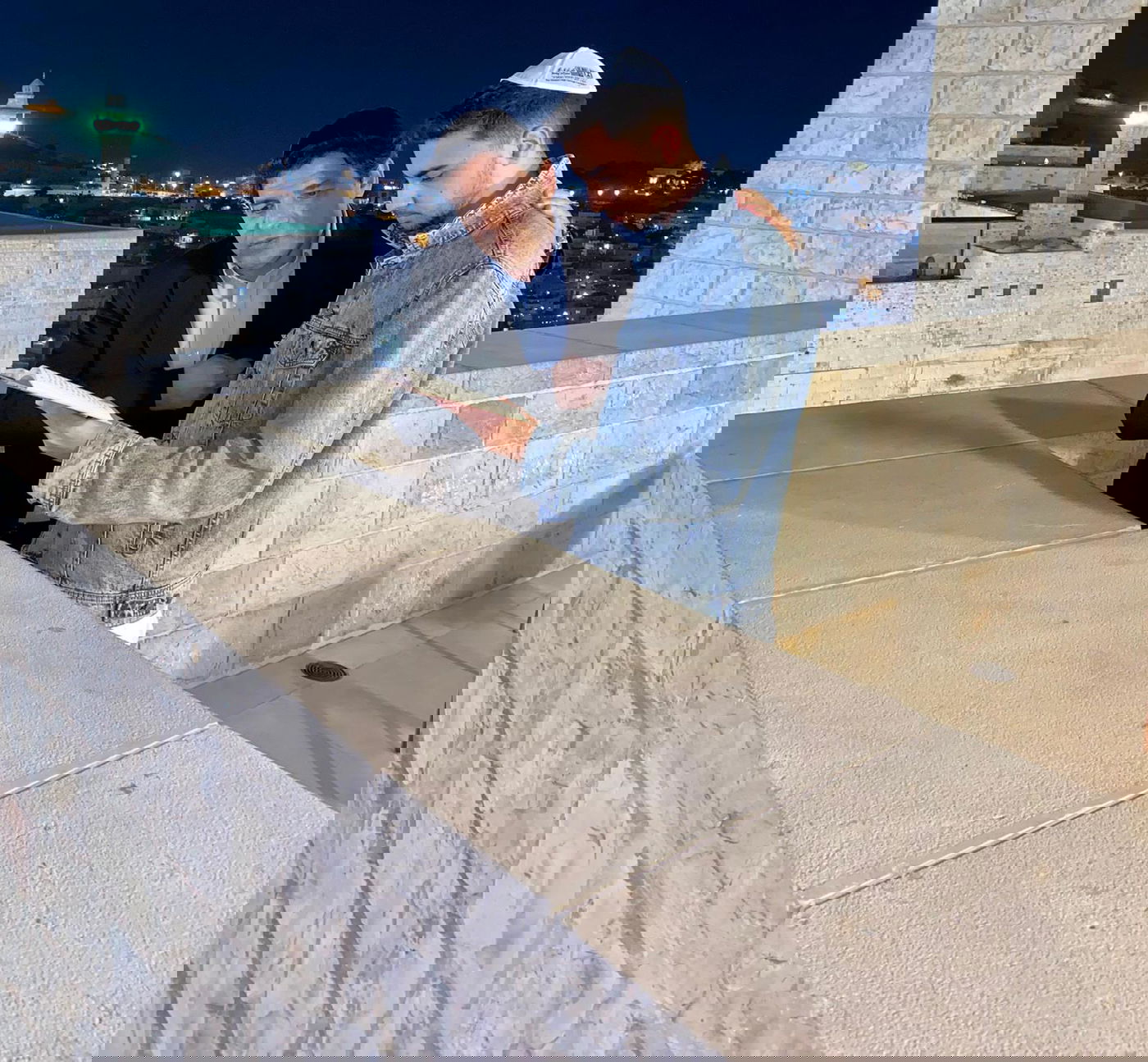 בחצות לילה: הזמר והשחקן ביקשו סליחה בכותל