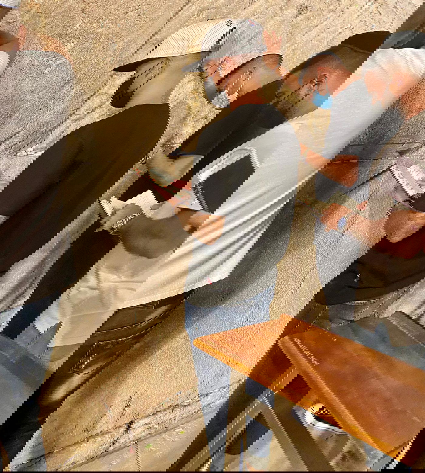 בחצות לילה: הזמר והשחקן ביקשו סליחה בכותל