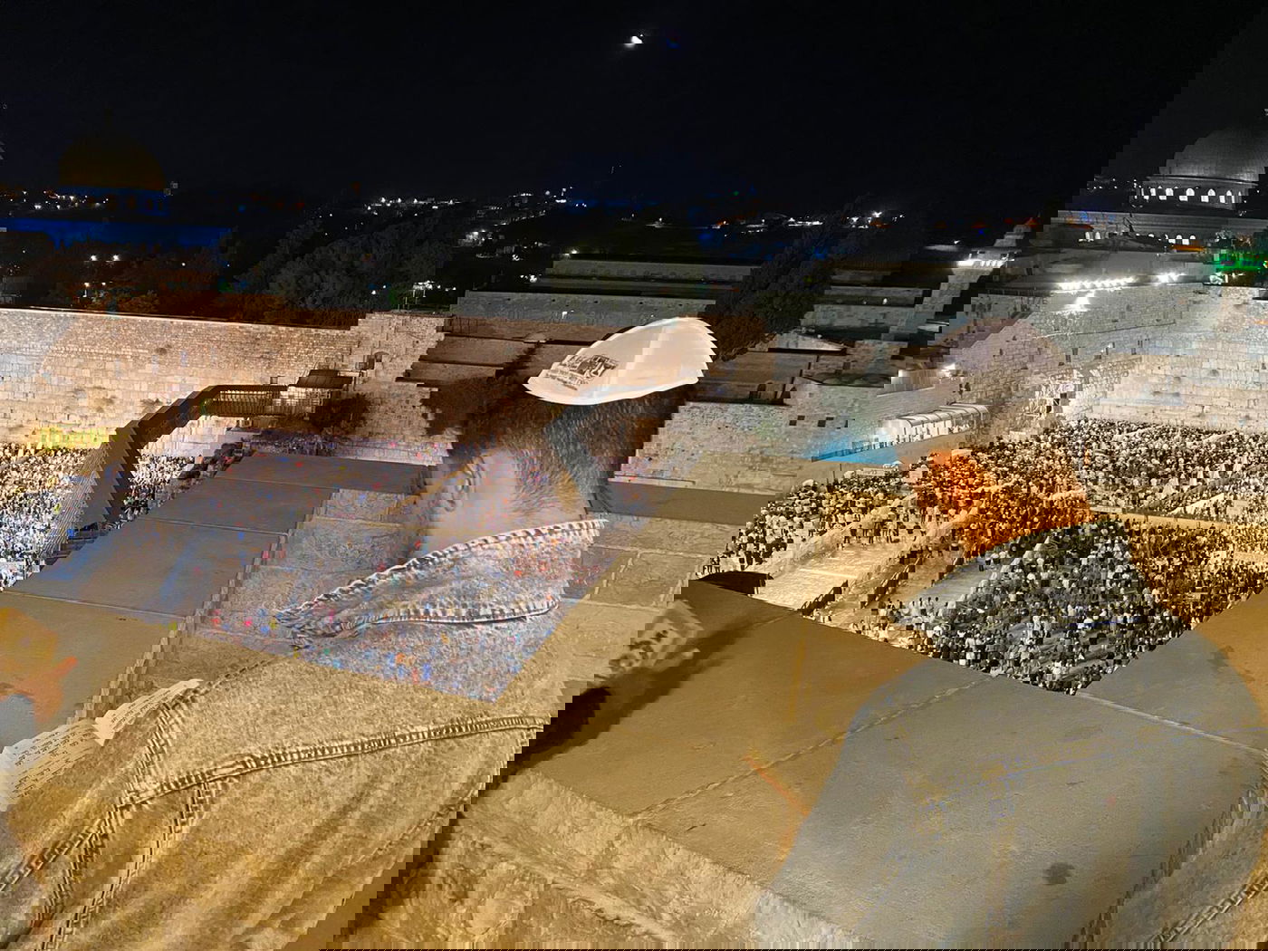 בחצות לילה: הזמר והשחקן ביקשו סליחה בכותל