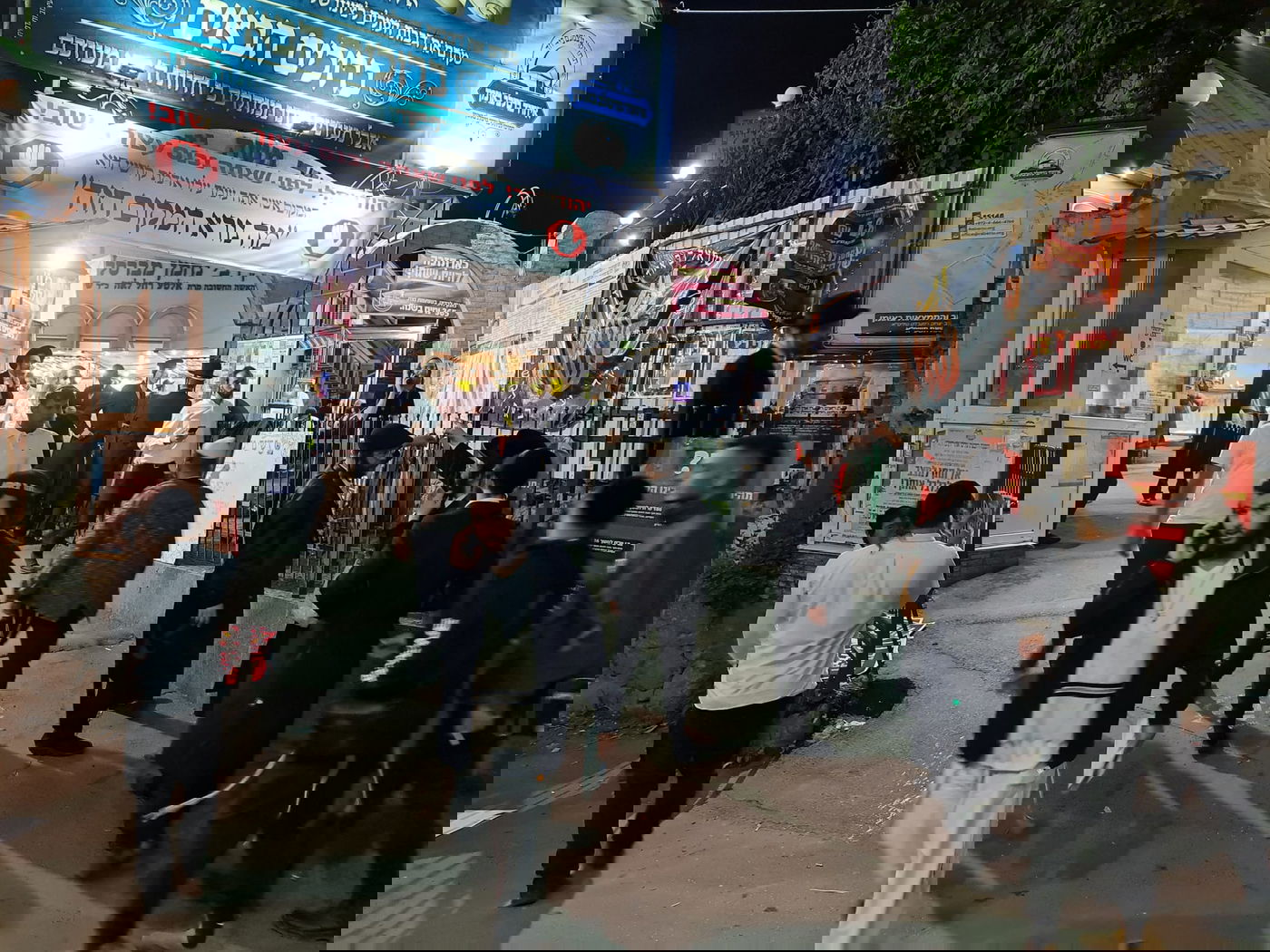 בשעות הלילה: המונים מגיעים לעיירה אומן