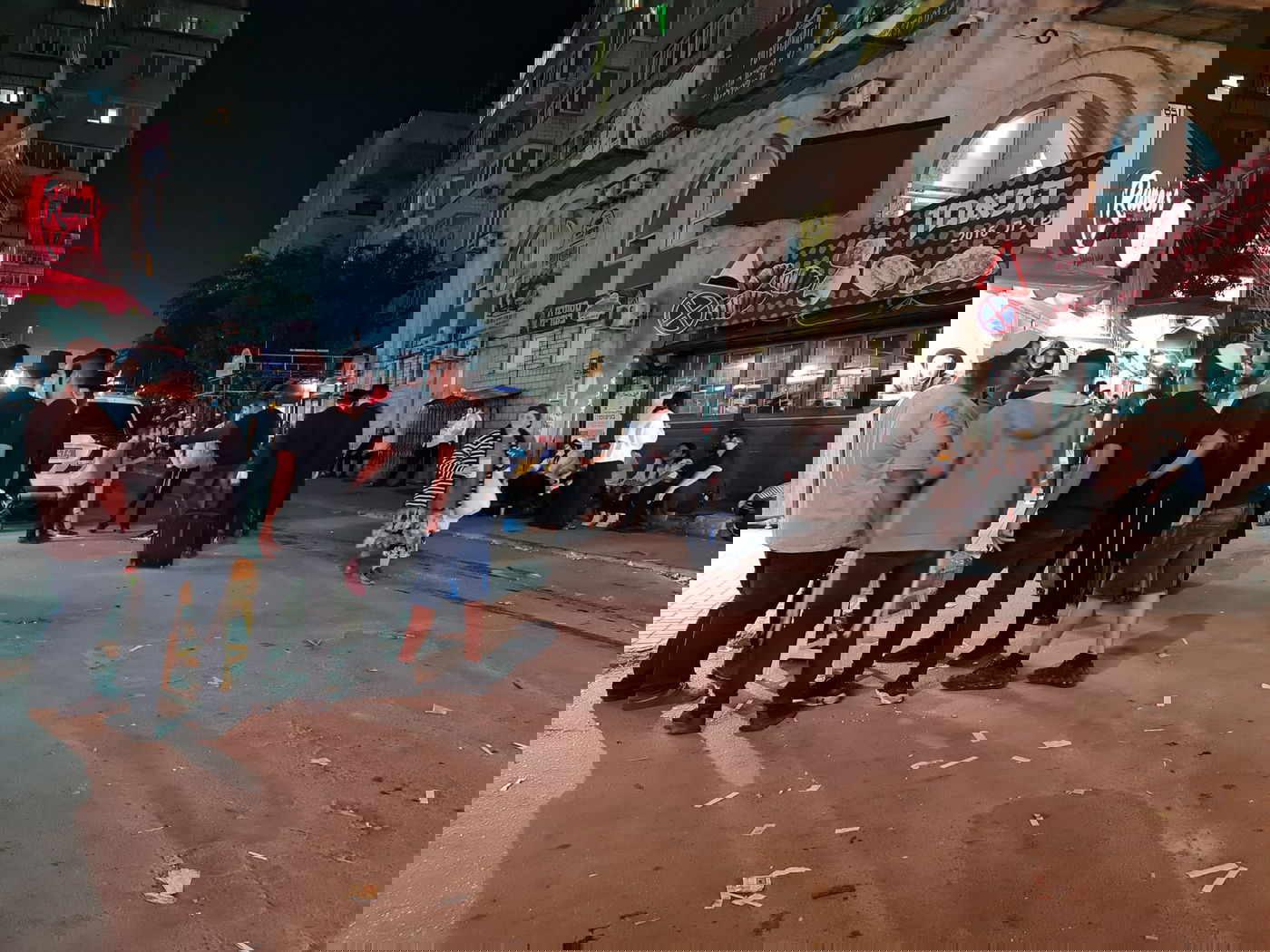 בשעות הלילה: המונים מגיעים לעיירה אומן