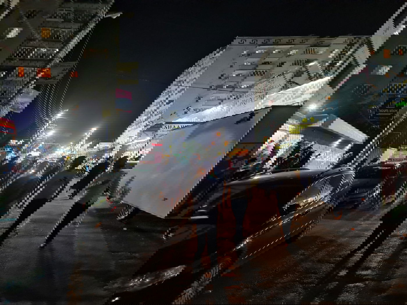 בשעות הלילה: המונים מגיעים לעיירה אומן