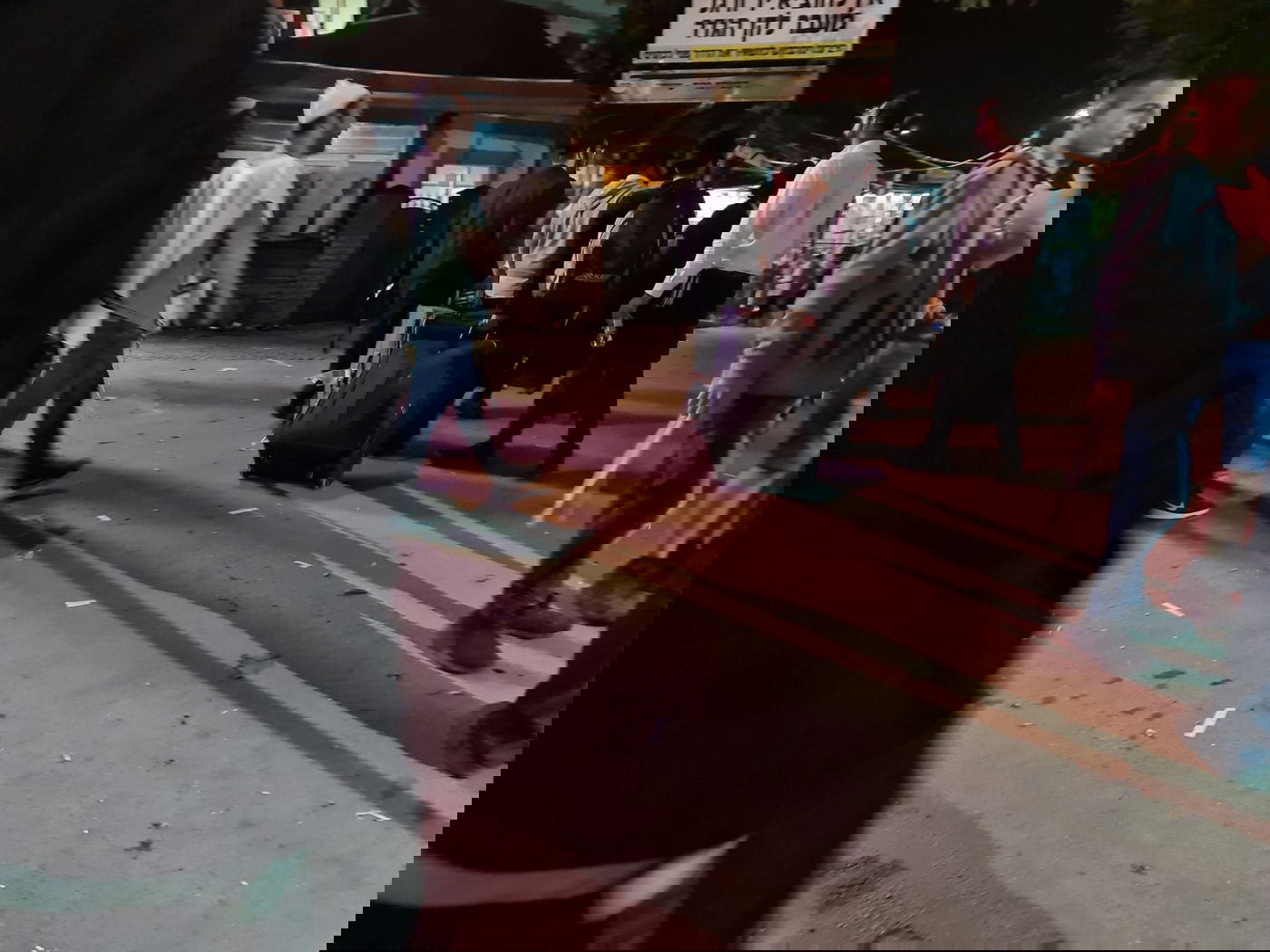 בשעות הלילה: המונים מגיעים לעיירה אומן