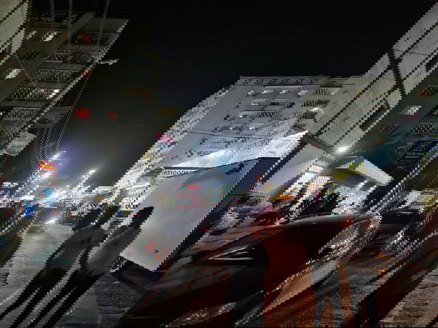 בשעות הלילה: המונים מגיעים לעיירה אומן